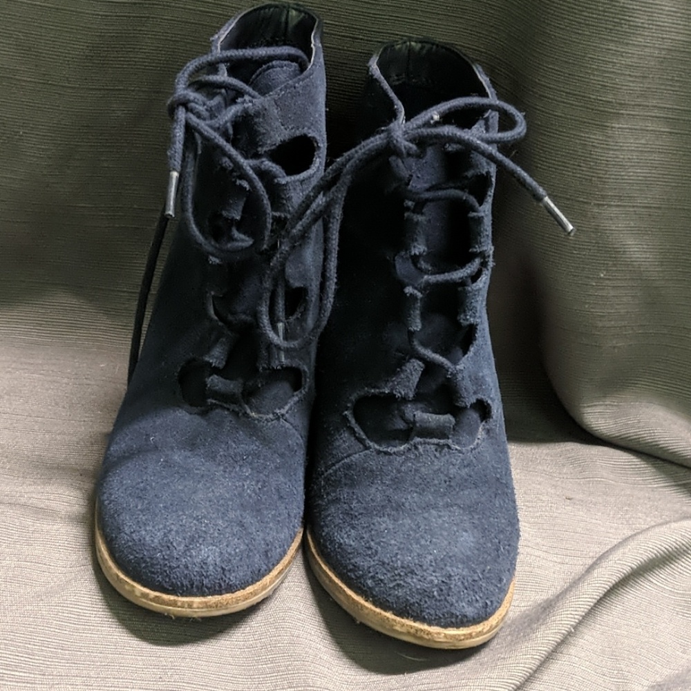 Shoes - Picture 2 of 4